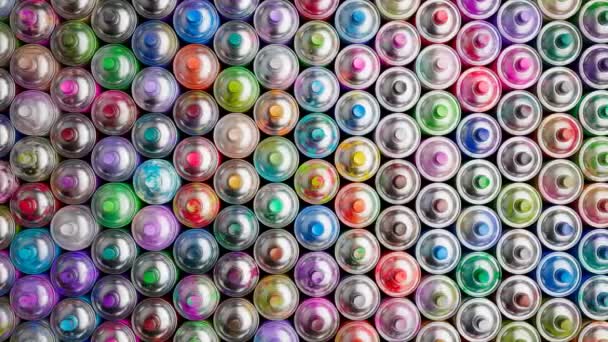 Várias Latas Tinta Spray Coloridas Empilhadas Padrão Infinito Câmera Movendo — Vídeo de Stock