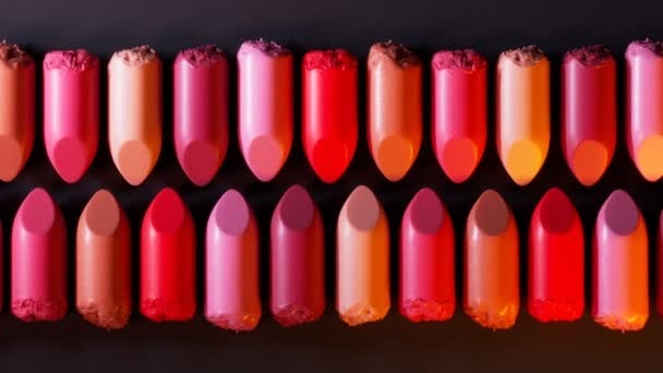 唇膏有不同的颜色 美容院的口红样品 化妆品使嘴唇看起来迷人 最适合与时尚有关的主题 客户的选择 — 图库视频影像