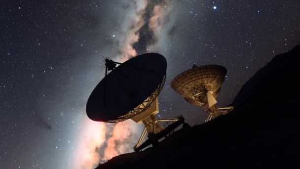 Antenă Prin Satelit Vârful Dealului Timp Noapte Căutare Semnal Observator — Videoclip de stoc