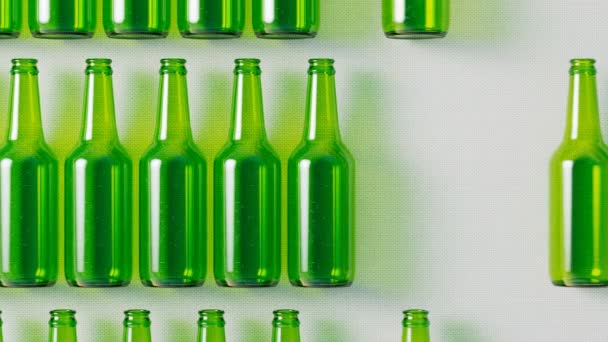 リサイクル用グリーンガラスボトルのシームレスループアニメーション 空のビールボトルが白い背景に転がっている 廃棄物管理 環境保護 エコロジーの削減 — ストック動画
