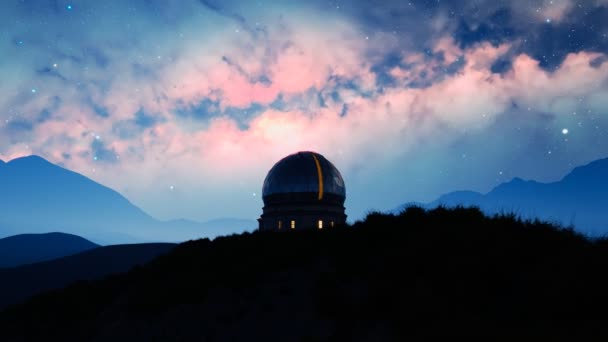 美しく澄んだ空の夜に星を追跡する山の現代天文観測所 カラフルな星雲星座の探査 ハイテク科学研究機器 アストロ写真 — ストック動画