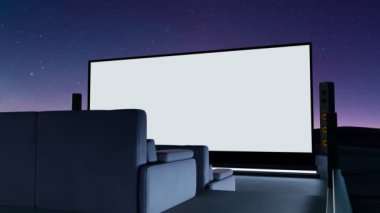 Yıldızların altında güzel bir ev sineması. Modern sinema evin dışında. Stereo çevre sistemine sahip multimedya alanı. Kocaman bir televizyonu ve rahat koltukları olan büyük bir eğlence alanı. Teknoloji.
