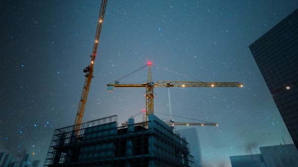 Duże Dźwigi Konstrukcje Budowlane Centrum Miasta Przed Pięknym Gwiaździstym Nocnym — Wideo stockowe