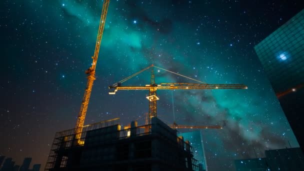 Grandi Gru Costruzioni Centro Città Contro Bel Cielo Stellato Notturno — Video Stock