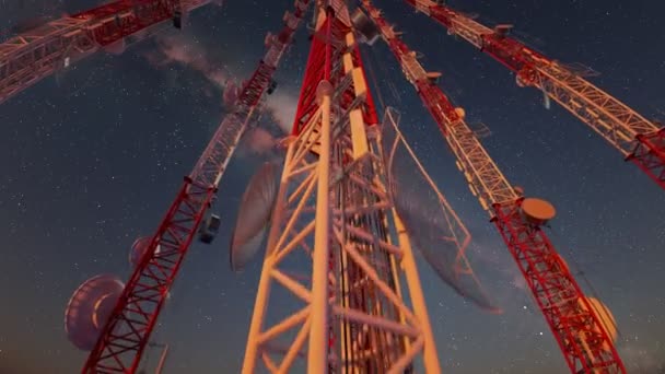 Зацикленный Снимок Камеры Идущей Вверх Вместе Антенными Башнями Бесконечный Вид — стоковое видео