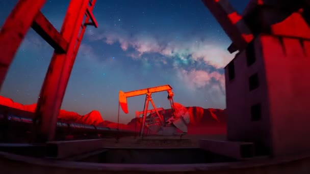 石油钻井泵在夜间从钻井到输油管道的过程中抽油 原油被转化为汽油 并用作能源和动力来源 提炼机械是石油工业的象征 — 图库视频影像