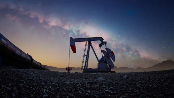 石油钻机泵千斤顶在夜间将石油从钻头输送到输油管 原油被转化为汽油 并用作能源和动力来源 提炼机械是石油工业的象征 — 图库视频影像