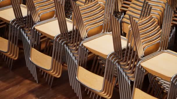 積み重ねられた学校の椅子のシームレスなアニメーション 椅子は互いに積み重なっている カメラは側面に無限にパンチし 部屋に無限の椅子を提示しています ループ可能 ハイビジョン — ストック動画