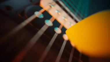 Çalarken, modern, altı telli elektro gitar Humbucker pikaplarının yakın çekimi. Çağdaş stüdyo, sahne, konser müzik aleti. Rock, metal, tür sembolü. Yüksek kazanç, bozuk ses.