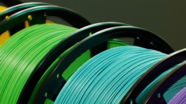 Çok renkli iplik makaraları. Plastik. 3D yazıcıya yazdırılıyor. 3D yazıcı karışımı. Farklı renkler. Termoplastik iplik. Katkı teknolojisi. 3D yazıcı için dikenli tel plastik. Yakın çekim..