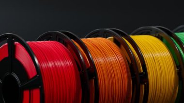 Çok renkli iplik makaraları. Plastik. 3D yazıcıya yazdırılıyor. 3D yazıcı karışımı. Farklı renkler. Termoplastik iplik. Katkı teknolojisi. 3D yazıcı için dikenli tel plastik. Yakın çekim..