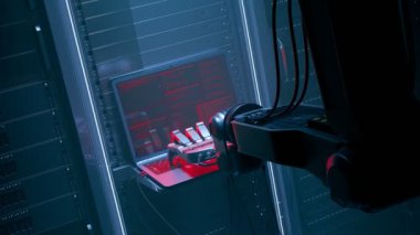 Robot sunucuları hackliyor. Al bilgisayar korsanı. Bilgisayarda yazan büyük metal mekanik robot eli. Kırmızı ışık bilgisayar ekranından geldi. Siber uzay güvenliği kavramı. Casus yazılım teknolojisi. Şifreyi çöz.