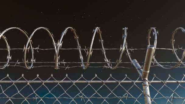 可以俯瞰监狱室外围栏的前景 自由的边界 一个自由的梦想金属护栏 尖尖尖尖 它不能被通过 监狱的院子里漆黑的天空正义 铁丝网带刺铁丝网 — 图库视频影像