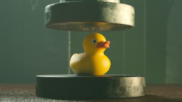 3D动画与橡胶鸭在工业环境中 金属气动压榨机试图压扁一个可爱的黄色玩具 然后摔成碎片 巨大的阻力 强壮有力令人惊讶 — 图库视频影像
