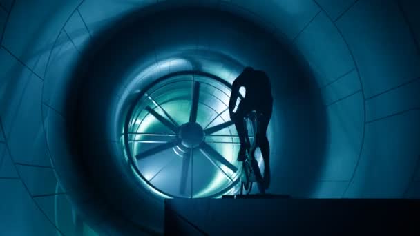 现代通风系统的旋转风扇叶片 相机放大了巨大的空调机 黑暗的轮廓男人骑自行车 工厂里的一个大工业风扇 建筑物通风 — 图库视频影像