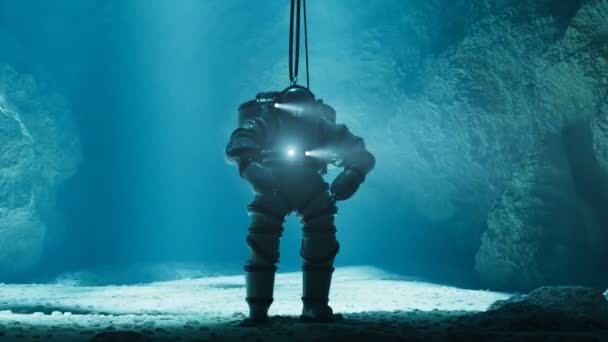 Водолаз Новом Высокотехнологичном Экзокостюме Нетрадиционное Снаряжение Погружения Глубже Раньше Подводное — стоковое видео