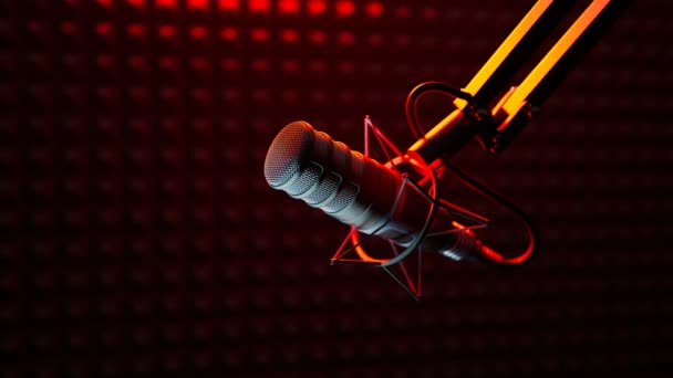 Podcast音频记录 广播演播室红光专业话筒上的布景来自背景上的红色广播标志 一个柔和的背光落在设备上 — 图库视频影像