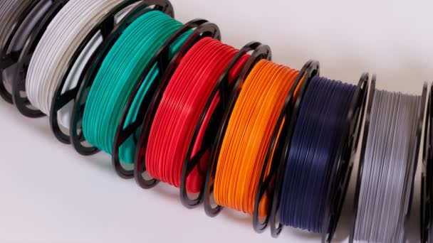Meerkleurige Filamentspoelen Van Kunststof Printen Een Printer Printen Bonte Verschillende — Stockvideo