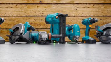 Ahşap arka planda endüstriyel aletler. Elektrikli cihazlar. Zanaatkar atölyesi. Profesyonel elektrikli aletler. Gerekli ekipmanlar. Dairesel testere, kablosuz matkap, çim biçme makinesi, testere, döner çekiç. Döngü