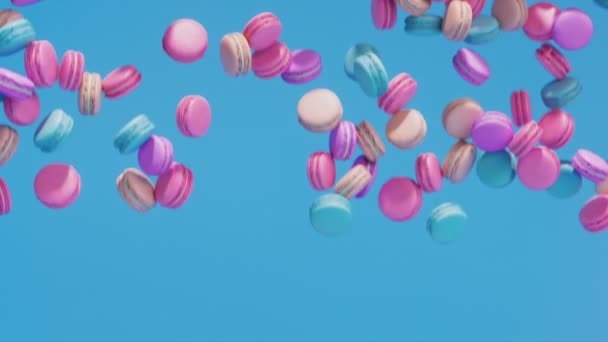 Animation Mit Herunterfallenden Macarons Köstliche Französische Mandelplätzchen Auf Blauem Hintergrund — Stockvideo