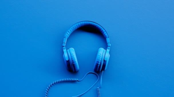 Zbliżenie Profesjonalne Niebieskie Słuchawki Tle Tym Samym Kolorze Animacja Podcastów — Wideo stockowe