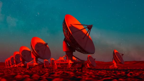 活気に満ちた日没の砂漠の衛星料理のセット 宇宙観測信号検索 ラジオ天文台 アンテナシルエットでカラフルな風景 ディスカバリー — ストック動画