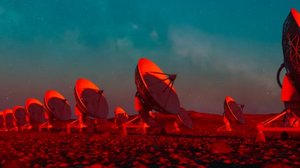 夕阳西下的沙漠中的一组卫星天线 空间观测台信号搜索 射电天文观测台五彩斑斓的风景 有天线的轮廓 — 图库视频影像