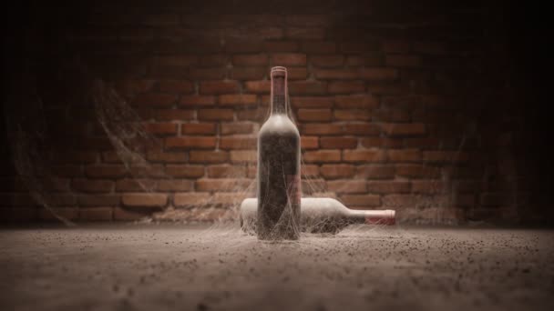 Stara Butelka Wina Pokryta Pajęczyną Wewnątrz Opuszczonej Piwnicy Ceglanym Tle — Wideo stockowe
