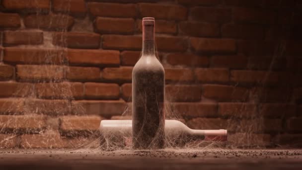 Stara Butelka Wina Pokryta Pajęczyną Wewnątrz Opuszczonej Piwnicy Ceglanym Tle — Wideo stockowe