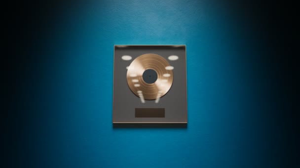 金像奖的标签在玻璃框蓝色的墙壁上 金唱片牌匾 金Lp 用于留声机的经典乙烯音频相册 最好的歌音乐上的成功胜利H — 图库视频影像