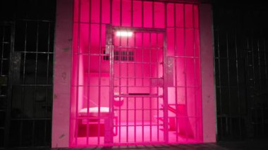 Hapishane bloğundaki boş pembe hücre. Colour sakinleştirmeyi seçti, sakinleşti, saldırgan suçlular seri katiller, psikopatlar, deli mahkumlar. Acımasız suçlar yüzünden demir parmaklıklar ardında geçirilmeyi hak ediyor. 4K canlandırması