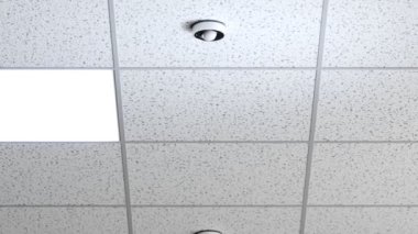 Hareket detektörleri ve lambalarla asılmış tavana sonsuz bir bakış açısı. Hareket algılandığında, öndeki ışık otomatik olarak açılır. Otomatik ışıklandırma kontrolü. Enerji verimliliği