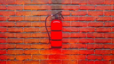Yangın sırasında duvarda asılı duran kırmızı yangın söndürücü. Sıcak közler yukarı doğru uçuyor. Ateşin sıcacık ışığı aşağıdan kırmızı tuğla duvarı aydınlatıyor. Güvenlik tehlikede..