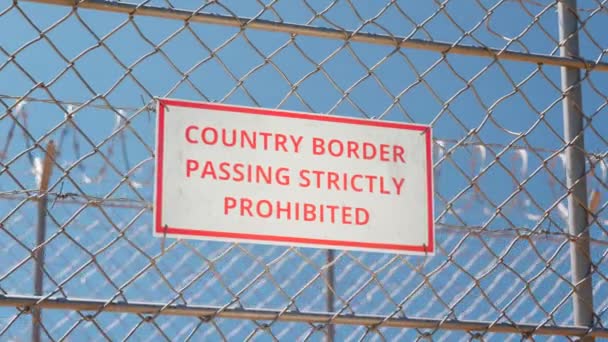 両国間の境界フェンス 不法移民の保護 国境の領土 上部の鋭いスパイクが付いている金属棒状ワイヤーから成っている永久的なバリケード バリアーズ — ストック動画