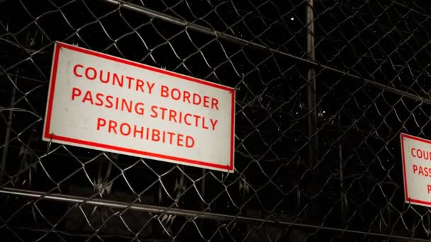 사이의 울타리 국경지대 상단에 날카로운 스파이크가있는 철사로 바리케이드 — 비디오