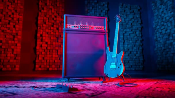 音楽楽器によるプロのレコーディングスタジオ ギターとスピーカー付きのカラフルなサウンドスタジオルーム アコースティックブース 防音インテリア オーディオ ミュージック機器 ミュージック制作の目的 — ストック動画