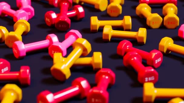 健身中心或健身房地板上的多色小哑铃 运动器材在无尽的循环动画中 粉色和红色重量的顶部视图 健康的生活方式 — 图库视频影像
