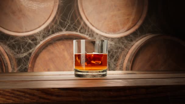 Glas Fijne Gerijpte Whisky Met Ijs Vloeistof Oude Stoffige Distilleerderij — Stockvideo