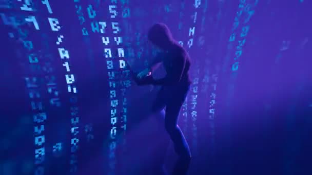 바이너리 배경에 컴퓨터 해커와 애니메이션 노트북을 남자의 실루엣 시스템 암호를 — 비디오