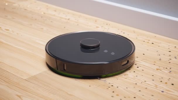 Chytrý Robot Vysává Trosky Kartáče Odstraňují Prach Čistí Dřevěnou Podlahu — Stock video