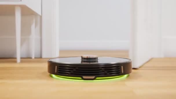 Close View Smart Cleaning Robot Racing Whole Home Area Mendeteksi — Stok Video