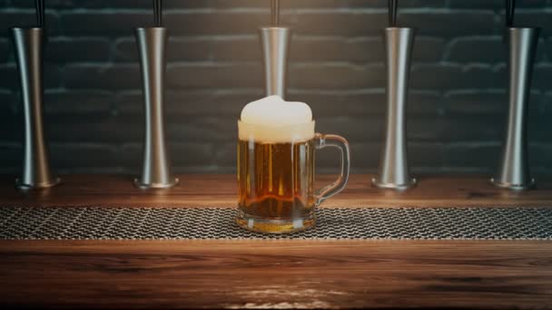 Taza Cerveza Llena Delicioso Líquido Dorado Pie Mostrador Bar Punto — Vídeos de Stock