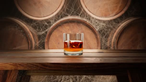 Glas Fijne Gerijpte Whisky Met Ijs Vloeistof Oude Stoffige Distilleerderij — Stockvideo