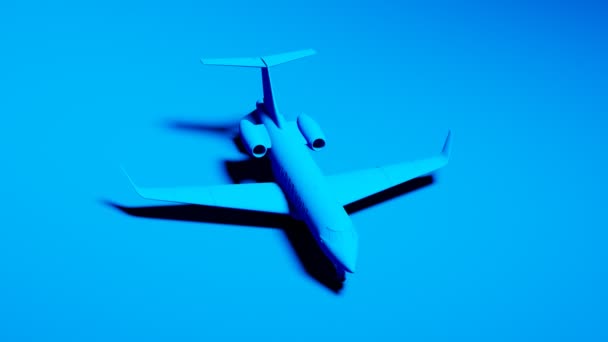 私人飞机在蓝色单色动画 现代飞机的轮廓在工作室照明 五颜六色的简单的计算机图形 快速的运输 环球旅行 — 图库视频影像