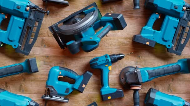 Industrielle Werkzeuge Auf Holzgrund Elektrische Geräte Handwerkerwerkstatt Professionelle Elektrowerkzeuge Unverzichtbare — Stockvideo