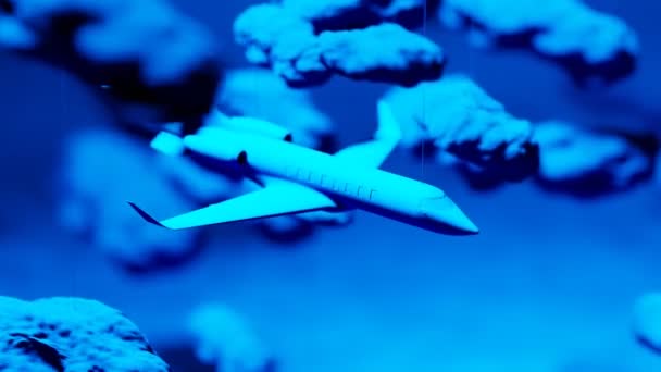 私人喷射机玩具暂停 卡通云以模仿飞机速度掠过 单色的蓝色计算机图形 快速的运输 环球旅行 — 图库视频影像