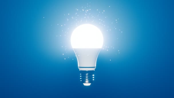 灯泡被微粒环绕着漂浮着 创新技术 聪明的灯泡 在蓝色的雾蒙蒙的背景上与世隔绝 物体横向旋转 思想或发明的概念 — 图库视频影像