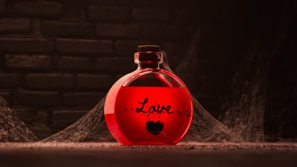 Una Singola Bottiglia Pozione Amore Rossa Trovata Una Vecchia Cantina — Video Stock