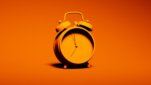 スタジオ内のリングアラーム時計のシンプルなモノクロマティックオレンジショット 期限を延長する 朝起きている 明確なオブジェクトシルエットによるシンプルなアニメーション ミニッツハンド移動 — ストック動画
