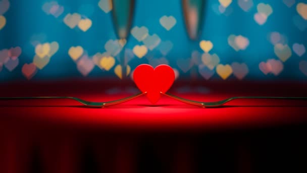 Rote Herzform Zwischen Zwei Goldenen Gabeln Auf Einem Restauranttisch Bei — Stockvideo
